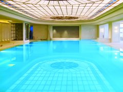 酒店室内游泳池为什么要使用三集一体热泵呢？