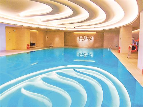 室内游泳池恒温用什么设备比力好？
